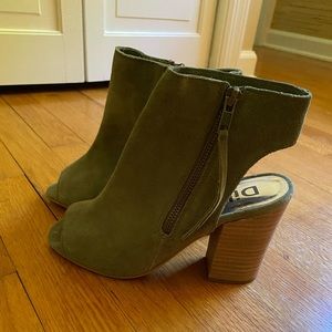 Adorable peep toe shoes Size 6